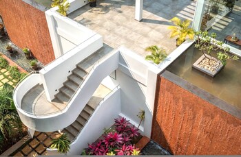 modern 2bhk w pool access 5km to coco beach