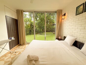 modern 2bhk w pool access 5km to coco beach