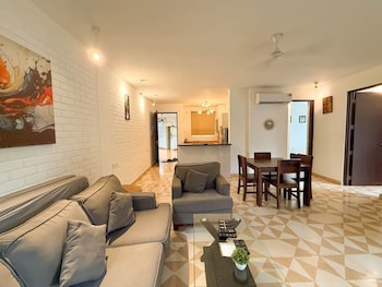 modern 2bhk w pool access 5km to coco beach