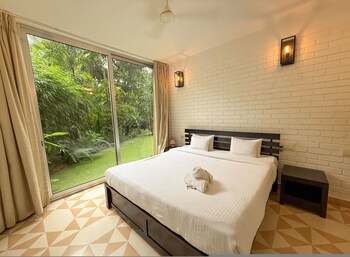 modern 2bhk w pool access 5km to coco beach