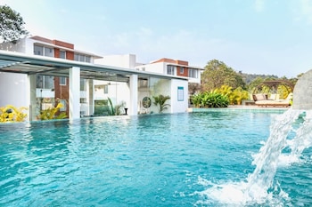 modern 2bhk w pool access 5km to coco beach