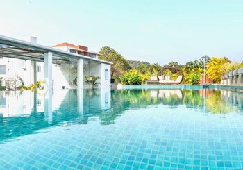 modern 2bhk w pool access 5km to coco beach