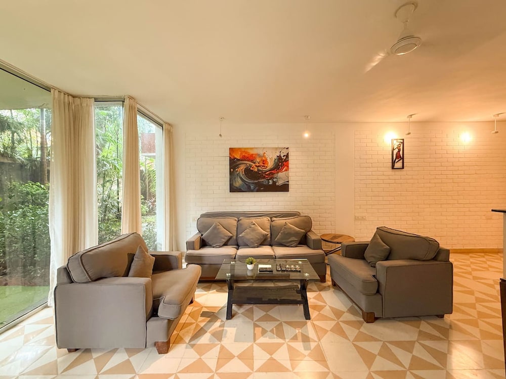 modern 2bhk w pool access 5km to coco beach