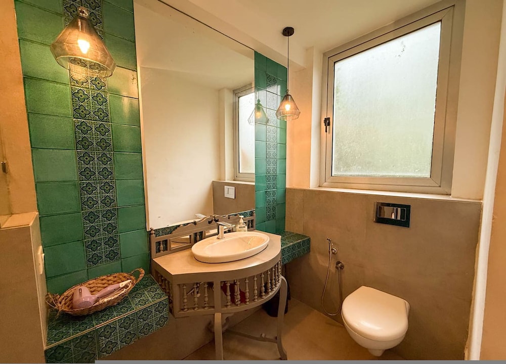 modern 2bhk w pool access 5km to coco beach