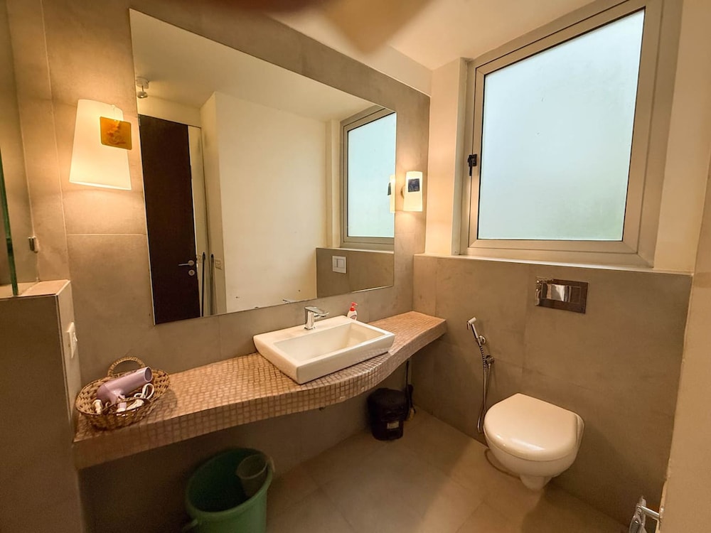 modern 2bhk w pool access 5km to coco beach