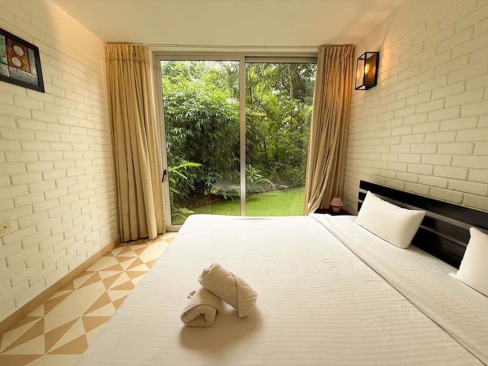 modern 2bhk w pool access 5km to coco beach