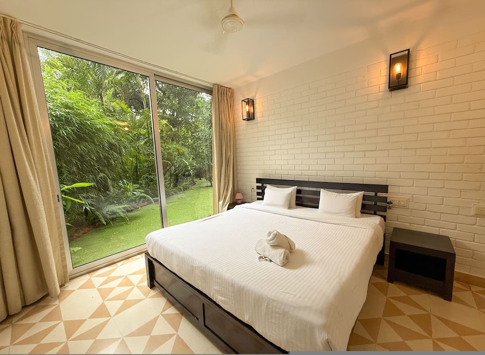 modern 2bhk w pool access 5km to coco beach