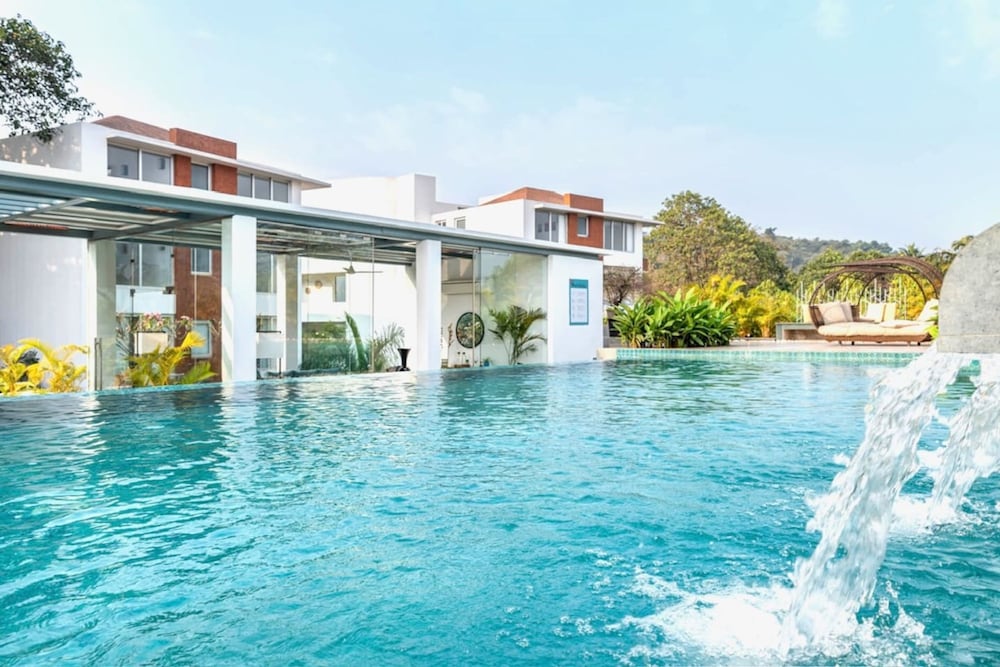 modern 2bhk w pool access 5km to coco beach