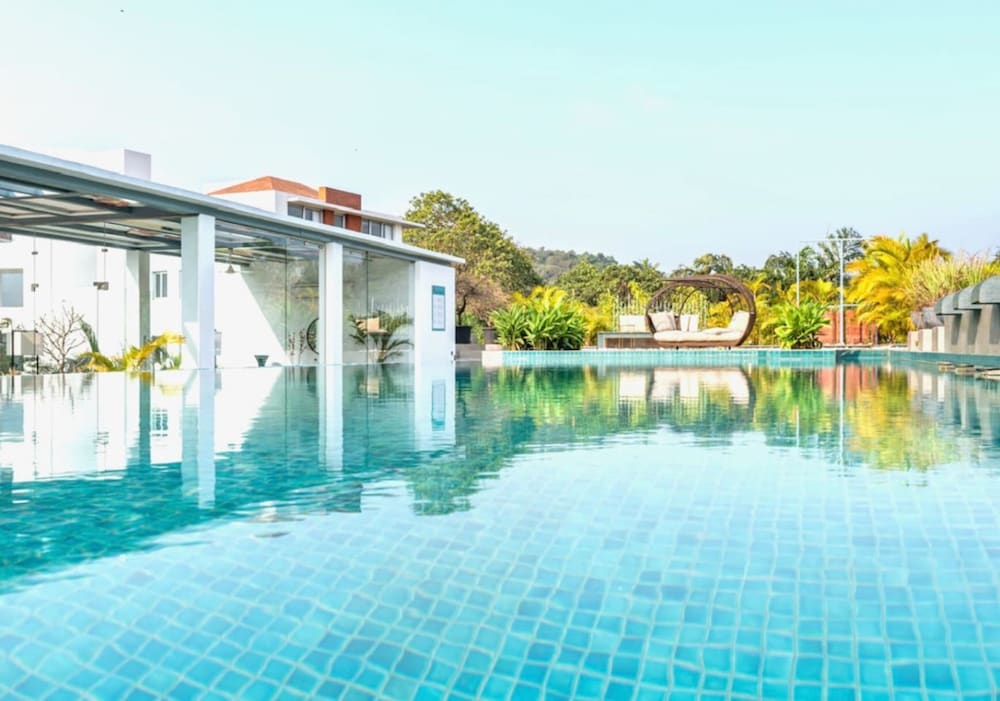modern 2bhk w pool access 5km to coco beach