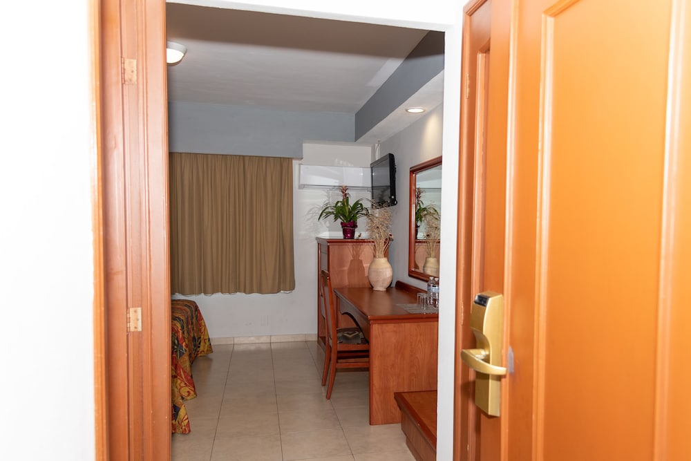 impala hotel in front of the ado