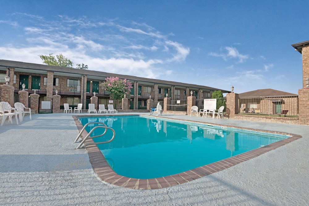 super 8 by wyndham universal city