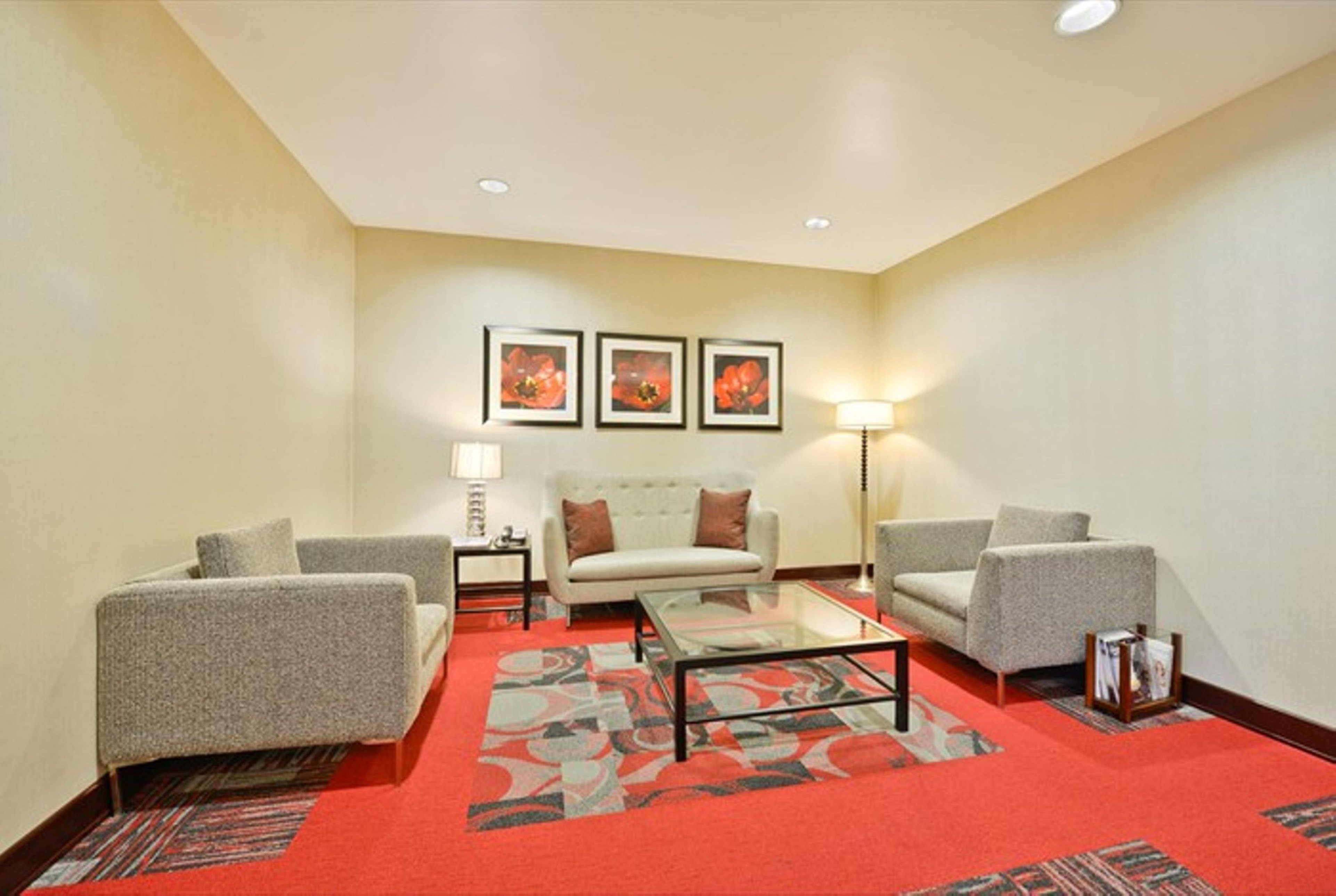 holiday inn express and suites utica by ihg