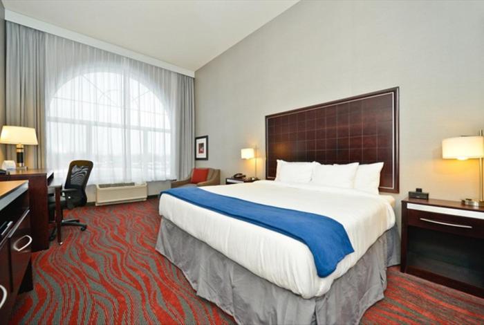 holiday inn express and suites utica by ihg