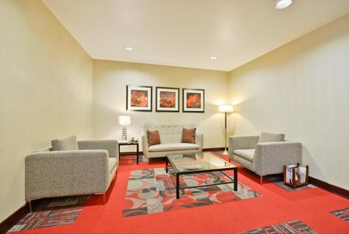 holiday inn express and suites utica by ihg