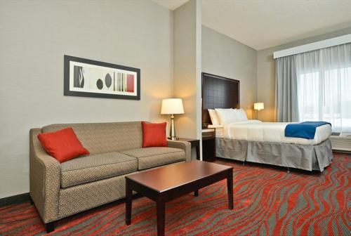 holiday inn express and suites utica by ihg