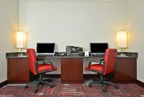 holiday inn express and suites utica by ihg