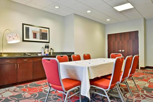 holiday inn express and suites utica by ihg