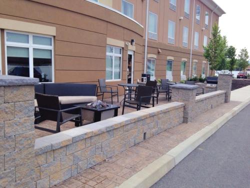 holiday inn express and suites utica by ihg