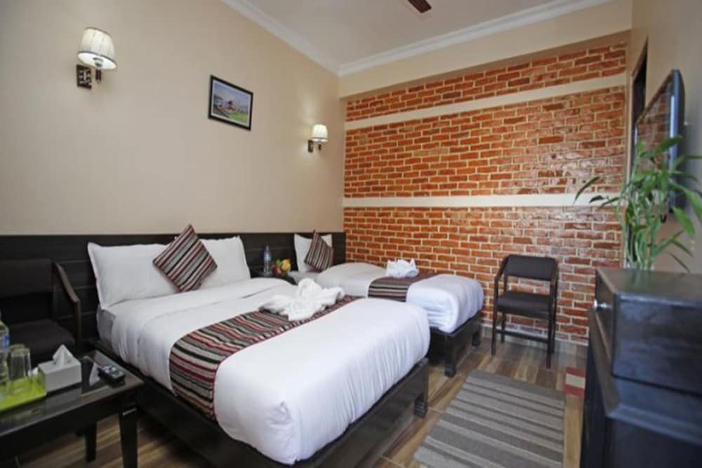 dhampus resort
