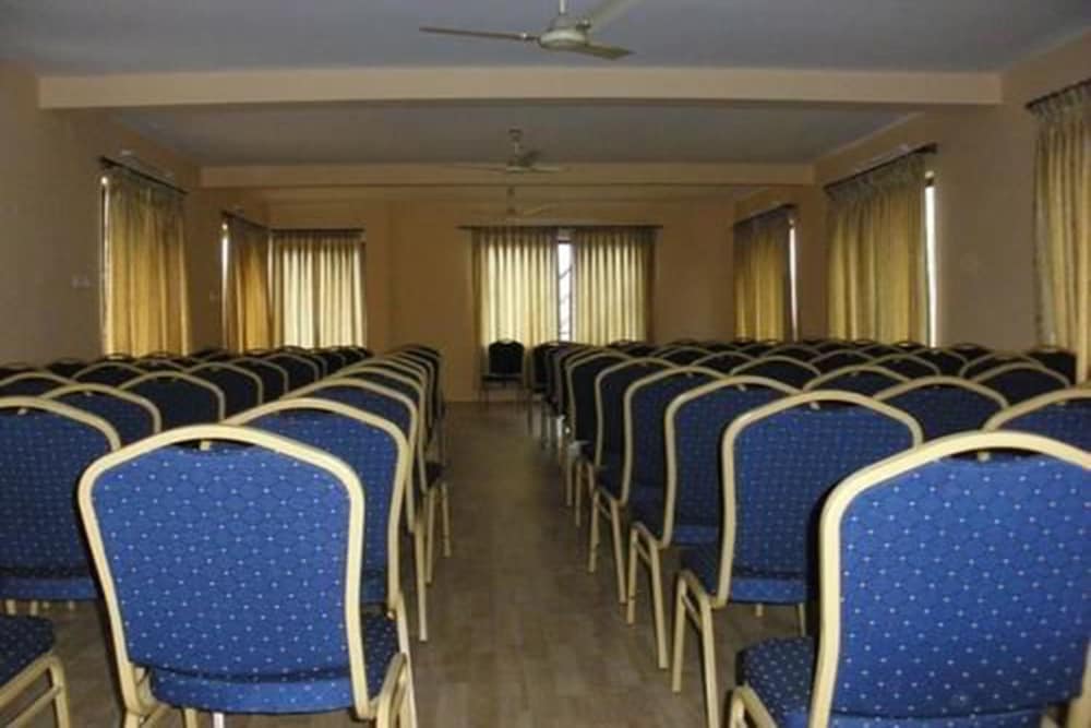 dhampus resort