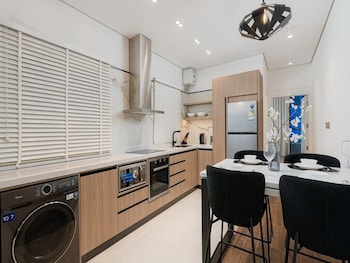 stylish and upscale apartment in almughrizat