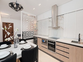 stylish and upscale apartment in almughrizat