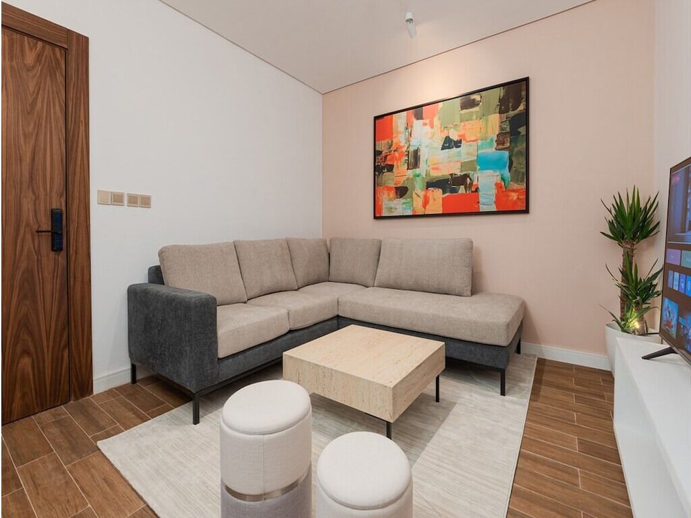 stylish and upscale apartment in almughrizat