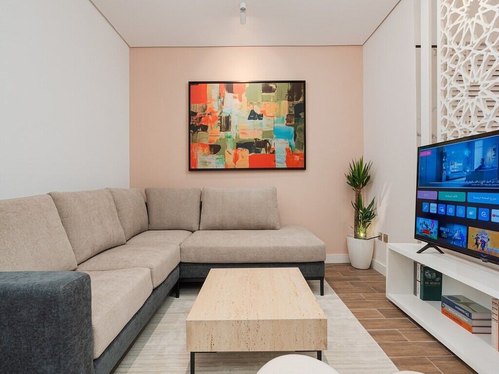 stylish and upscale apartment in almughrizat