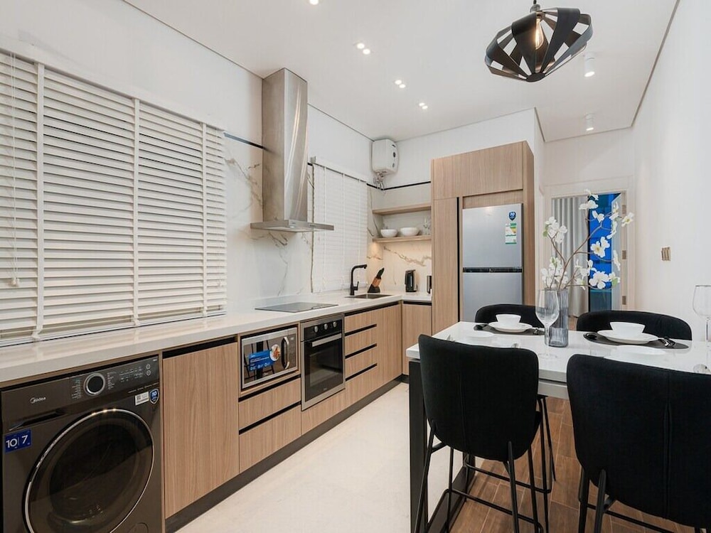 stylish and upscale apartment in almughrizat