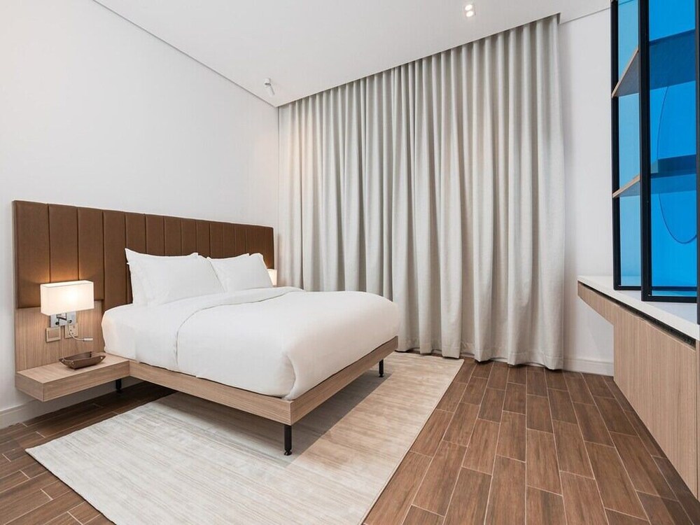 stylish and upscale apartment in almughrizat