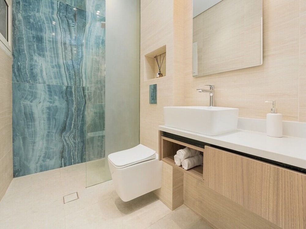 stylish and upscale apartment in almughrizat