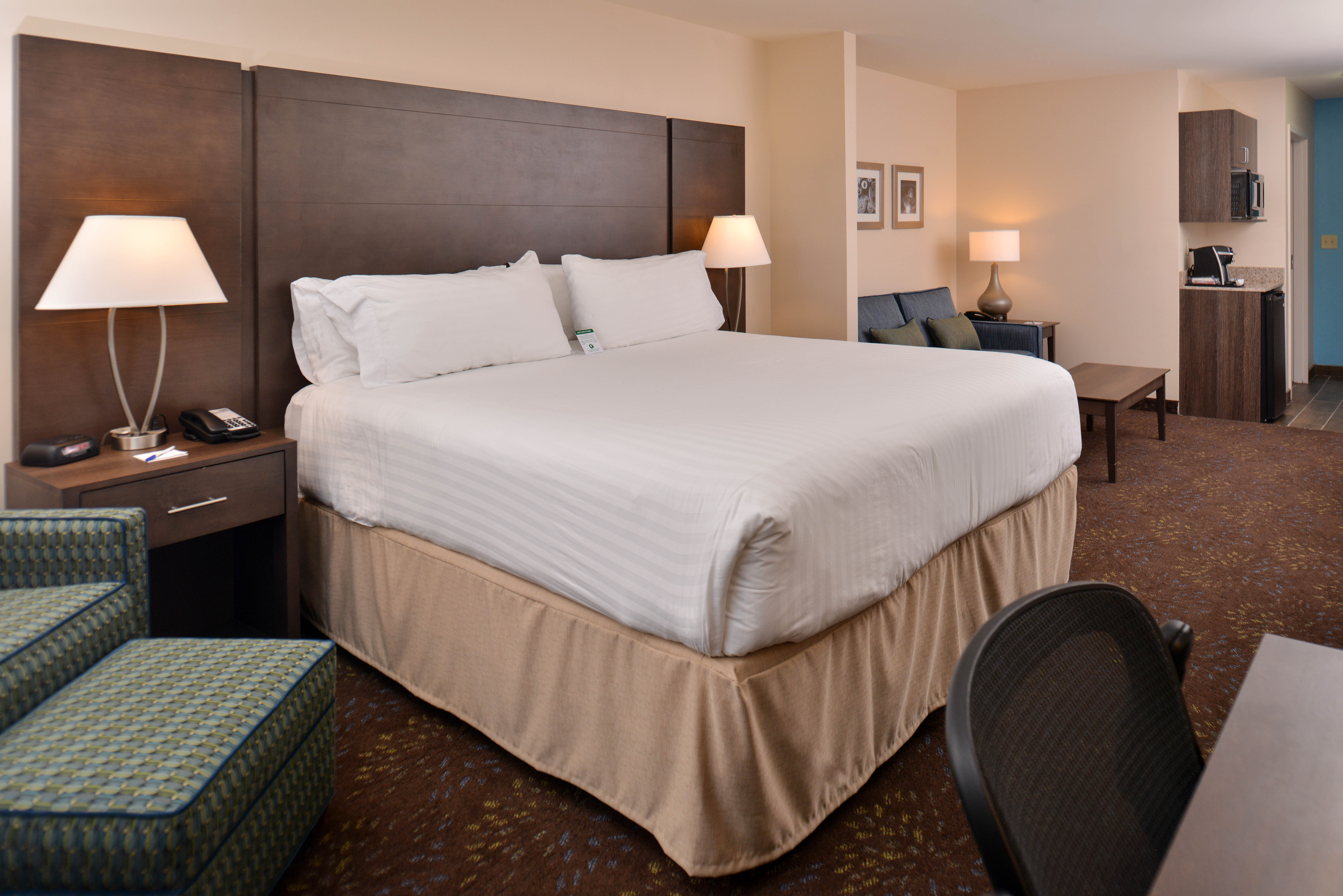 holiday inn express and suites dearborn sw detroit