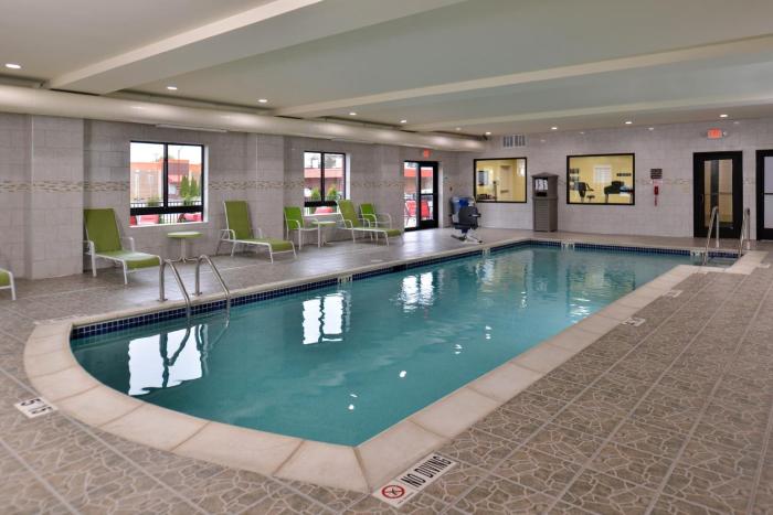 holiday inn express and suites dearborn sw detroit