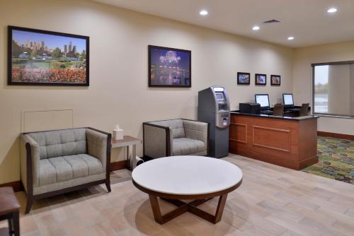 holiday inn express and suites dearborn sw detroit