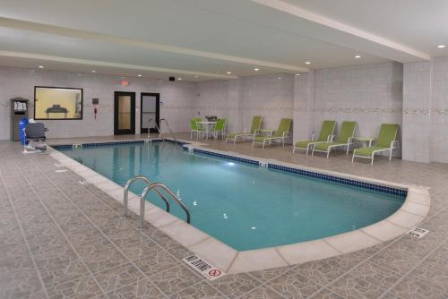 holiday inn express and suites dearborn sw detroit