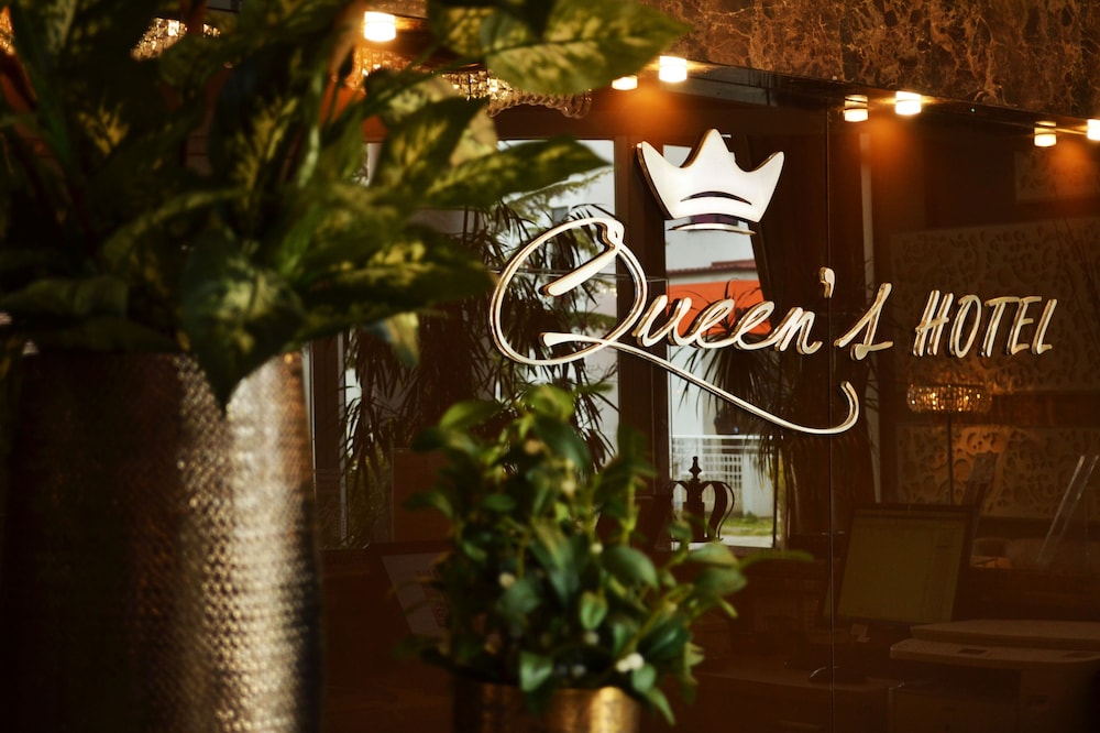 queens hotel