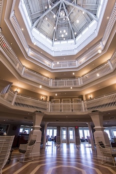 Cedar Point's Hotel Breakers,Sandusky>>Erie County,4 star