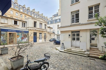 modern studio faubourg saint honore