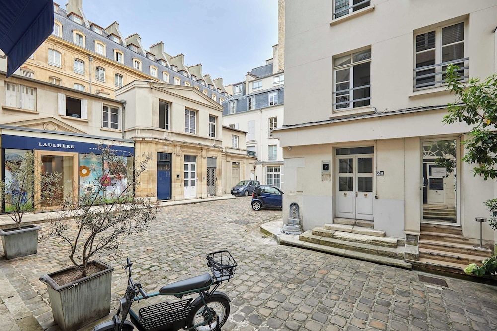 modern studio faubourg saint honore