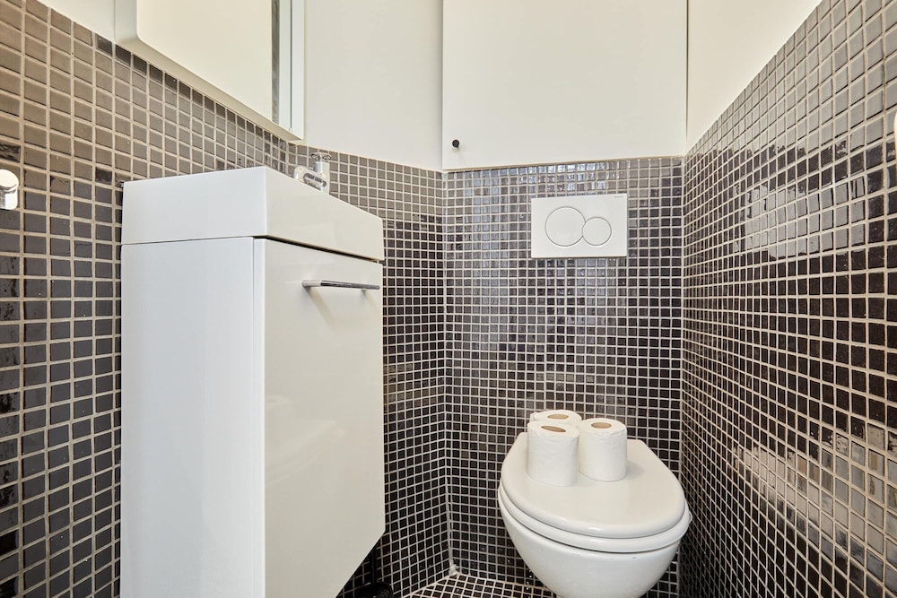 modern studio faubourg saint honore