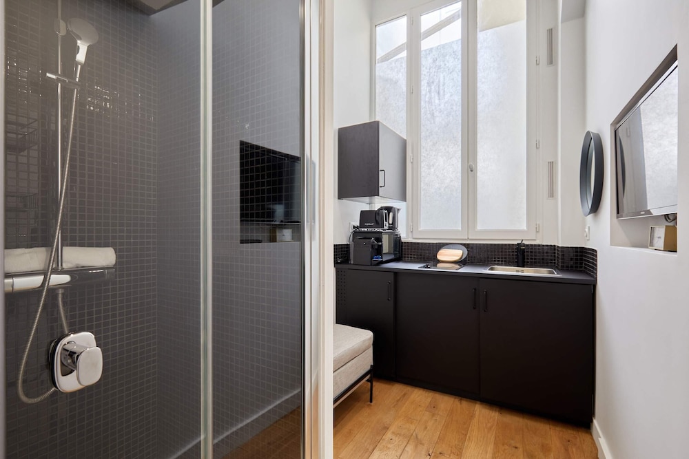 modern studio faubourg saint honore