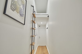 modern studio faubourg saint honore