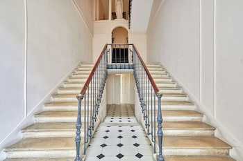 modern studio faubourg saint honore