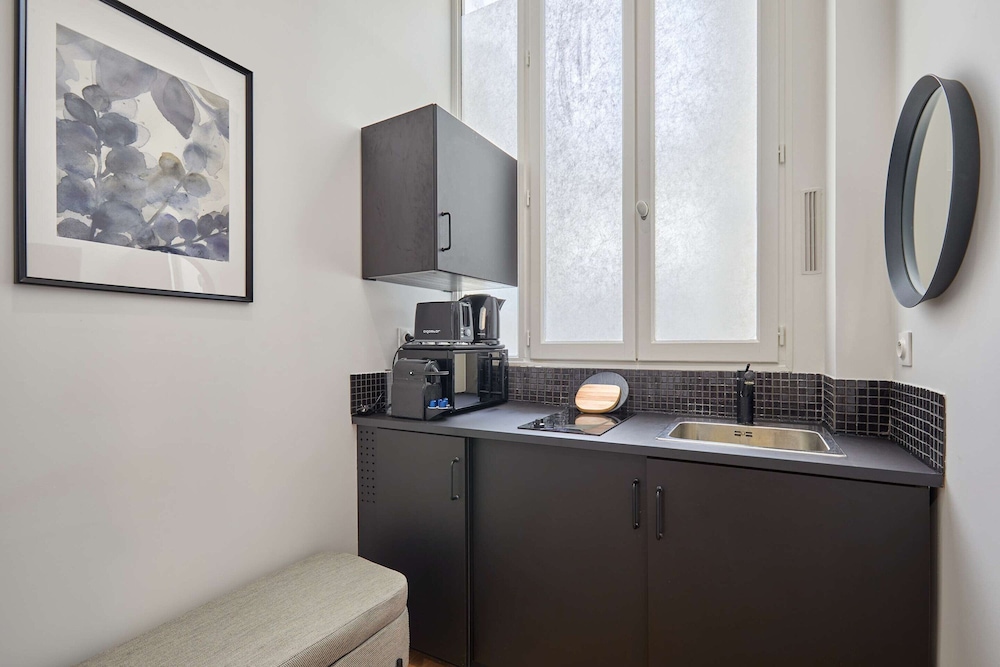 modern studio faubourg saint honore
