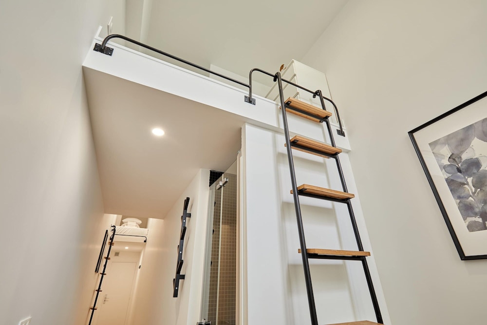 modern studio faubourg saint honore