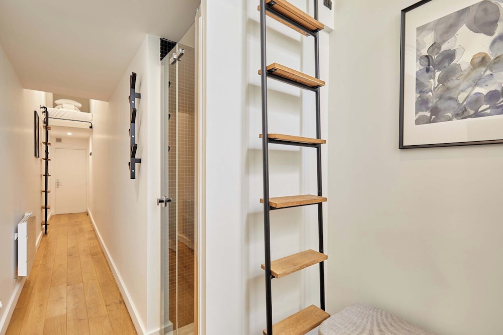 modern studio faubourg saint honore