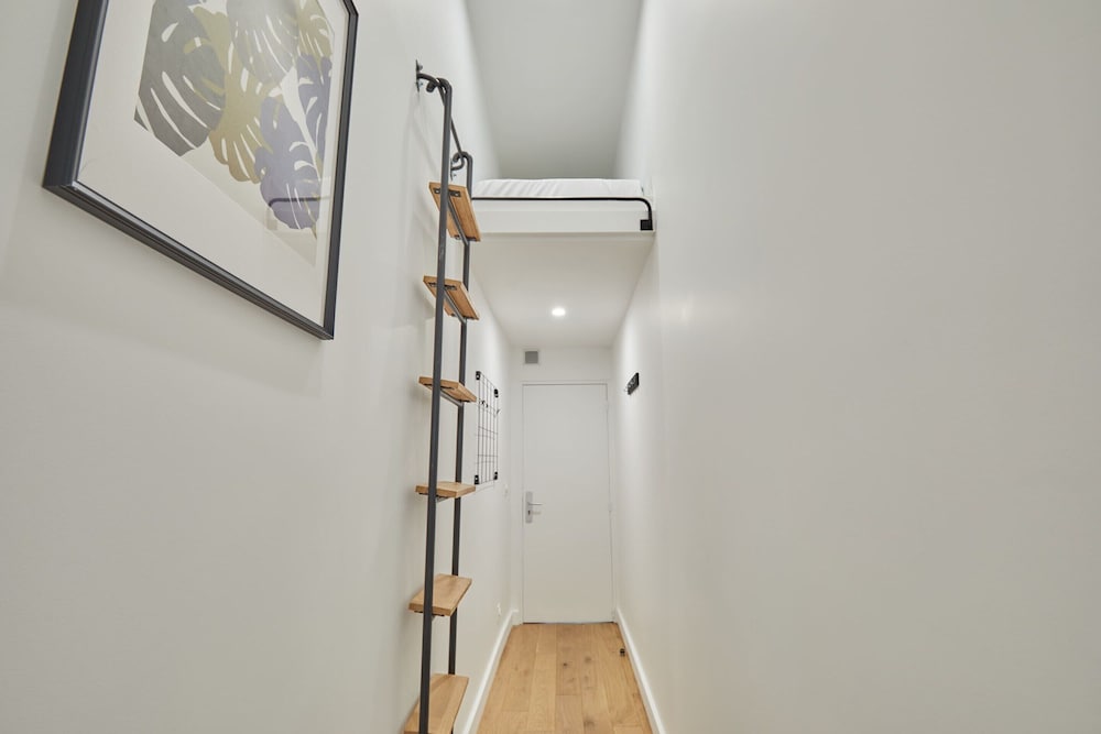 modern studio faubourg saint honore
