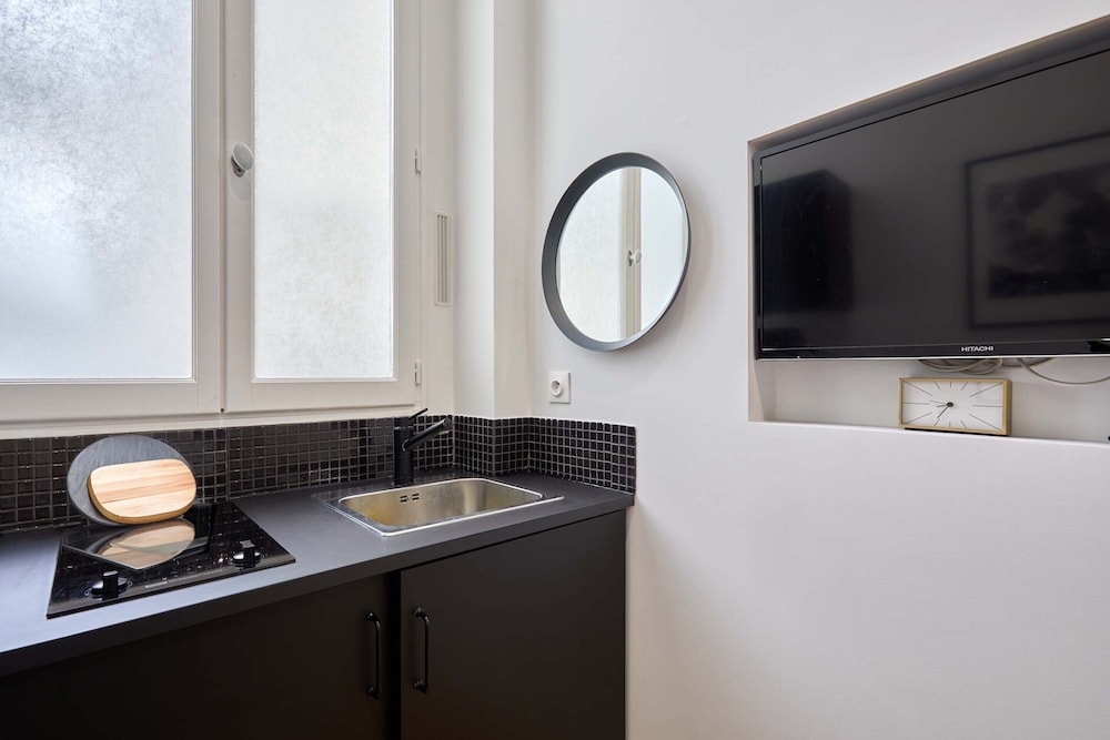 modern studio faubourg saint honore