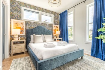 luxe group stay with hot tub rooftop lounge