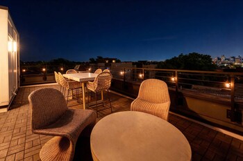 luxe group stay with hot tub rooftop lounge